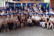 Pamiątkowe zdjęcie z pasowania dzieciaków klas I SP nr 3 wraz z zaproszonymi gośćmi.