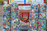 Wielkie worki z nakrętkami stojące przy serduszku