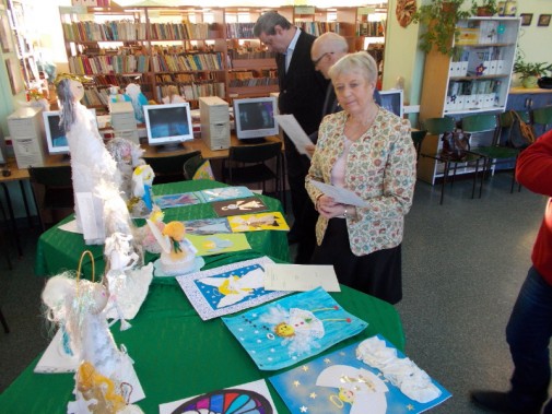 Dyrektor Miejskiej Biblioteki Publicznej Wiesława Szlachta oglądala wszystkie nadesłane prace