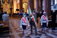 Poczet sztandarowy ZHP opuszczający kościół po mszy św.