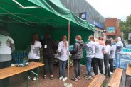Wolontariusze obsługujący punkt żywieniowy na 35 kilometrze trasy - przy ul. Powstańców w…