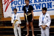 .Szymon na podium na pierwszym miejscu w technikach specjalnych : kopnięcie z wyskoku w kategorii…