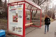 Przystanek autobusowy przy ulicy Kapicy. Plakat reklamujący Głos Miasta