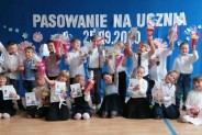 Pamiątkowe zdjęcie po pasowaniu