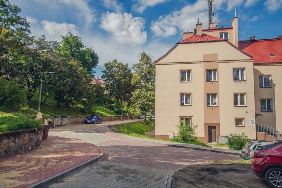 Nowa nawierzchnia ulicy Jaworowej, w tle budynek mieszkalny.