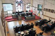 Uczestnicy XLIII sesji Rady Miasta w trakcie obrad (widok z balkonu dużej sali ratusza)