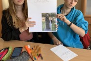 Uczennice prezentują swoją pracę