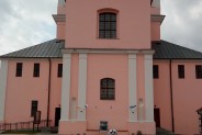Przed zabytkową budowlą