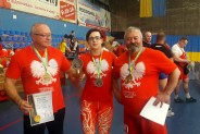 Henryk Świerzy (z prawej) z wynikiem 140 kilogramów w wyciskaniu na ławeczce, przywiózł z…