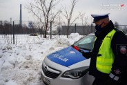 Policjant przy służbowym wozie