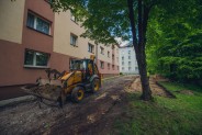 Koparka w trakcie prac budowlanych.