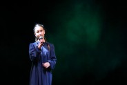 Na zdjęciu wokalistka z sekcji wokalnej działającej w SCK Bytków. Ma na sobie granatową sukienkę.…