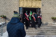 Wychodzący z kościoła kondukt
