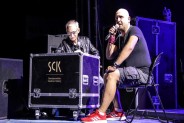 Prowadzący koncert Marek Omelan przeprowadza wywiad z wokalistą zespołu Łydka Grubasa. Siedzą na…