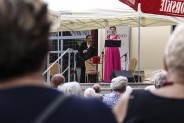 Roksana Wardenga w różowej sukni oraz nieco dalej Juliusz Ursyn Niemcewicz na tarasie SCK Zameczek.