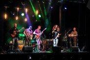 Na scenie SCK Bytków sześciu muzyków zespołu Bez Ceregieli. Stoją i grają na instrumentach. W tle…