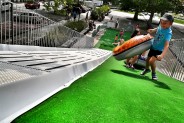 Snowtubing latem na siemianowickim Rynku Miejskim.