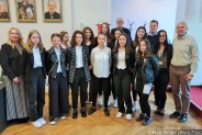 „Brązowe” siatkarki wraz z trenerem w towarzystwie pani Prezydent Miasta i zaproszonych gości