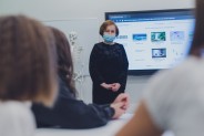 Anna Sobieraj, Naczelnik Wydziału Edukacji UM w Siemianowicach Śląskich oraz uczniowie SP nr 5.