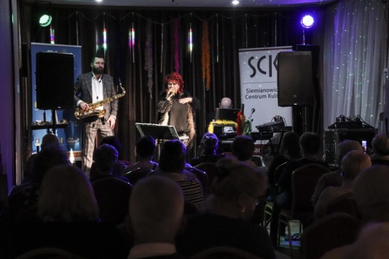 Koncert Bernadety Kowalskiej w SCK Jarzębina. Artystka i jej dwoje muzyków na scenie. Na zdjęciu…