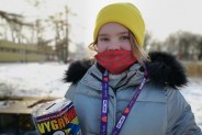 Wolontariuszka w żółtej czapeczce