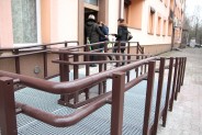 Podjazd dla wózków inwalidzkich przy wejściu do nowowyremontowanego mieszkania treningowego.
