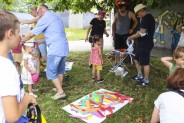 Zajęcia plastyczne podczas których dzieci uczyły się robić kolorowe, cyrkowe nakrycia głowy
