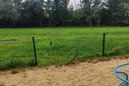 Zniszczone ogrodzenie placu zabaw przy ul. Szeflera
