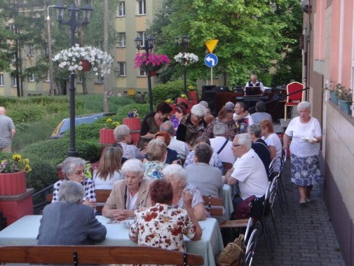 biesiadnicy na tarasie