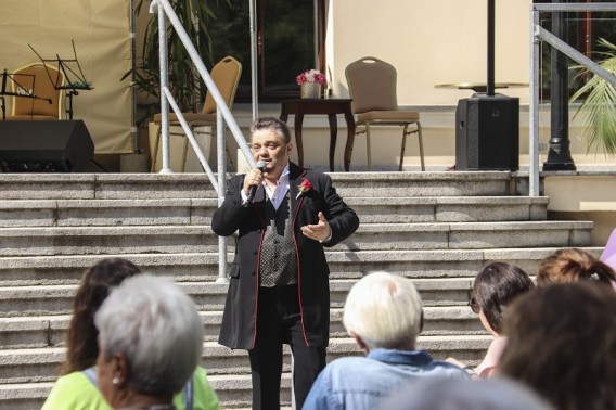 Na zdjęciu widoczny Juliusz Ursyn Niemcewicz z mikrofonem na tle michałkowickiego zameczku.
