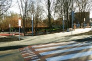 Nowe wyniesione przejście dla pieszych poprawiające bezpieczeństwo przechodniów prowadzące na skwer
