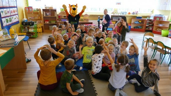 Dzieci podczas odwiedzin  sportowej maskotki Miasta Siemianowice Ślaskie – Tygryska