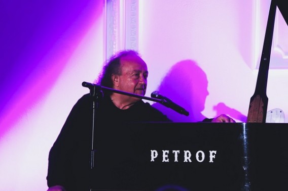 Przy fortepianie wybitny artysta Józef Skrzek podczas koncertu w SCK Zameczek