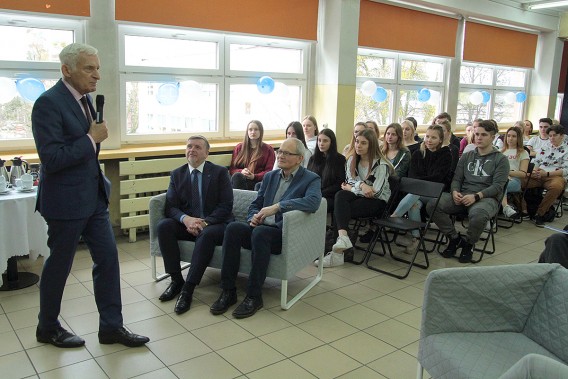 Premier Jerzy Buzek z wizytą w V LO ZSS.