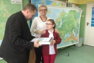 Ania Dziewulska z SP 13 odbiera nagrodę za zdobycie III miejsca