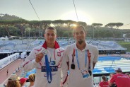 Srebrny medalista na 200m stylem dowolnym Mateusz Chowanie ze swoim trenerem Leszkiem Małyszkiem