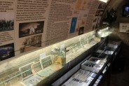 Wnętrze schronu w Miechowicach na ścianacch plakaty z opisami w oszklonych gablotach eksponaty