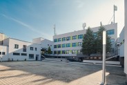 Plac przyszkolny oraz główny budynek Zespołu Szkół Sportowych