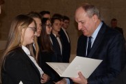 Uczennica technikum ekonomicznego odbierająca stypendium