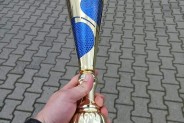 Puchar za wicemistrzostwo Polski juniorów w hokeju na trawie zdobyty przez HKS Siemianowiczankę w…