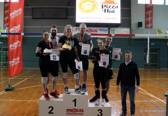 Trzy najlepsze pary Walentynkowego Turnieju Piłki Siatkowej stoją na podium