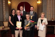 Pamiątkowe zdjęcie pary obchodzacej jubileusz Godów z władzami miasta (3)