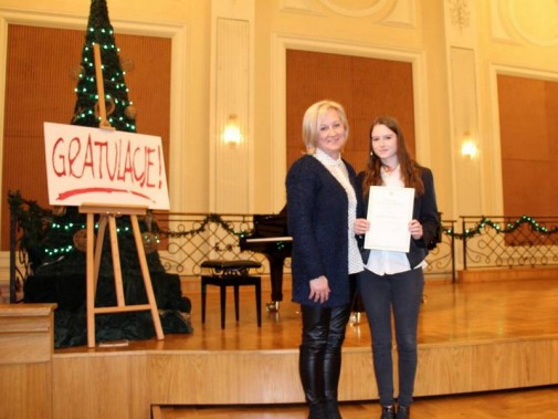 Karolina Kulawik z dyrektor Agatą Krzysztofik