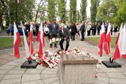 Złożeniem kwiatów na płycie Grobu Nieznanego Żołnierza upamiętniono zakończenie II wojny światowej.