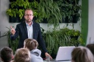 Wykład Łukasza Lamży na temat najnowszych technologii, testów i badań robotów humanoidalnych