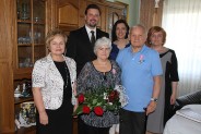 Pamiątkowe zdjęcie pary obchodzacej jubileusz Godów z władzami miasta (18)