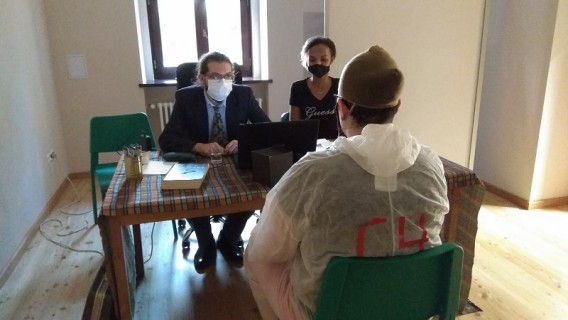 Więzień podczas spotkania z naczelnikiem więzienia - uczestnicy gry fabularnej Zepsute jabłka