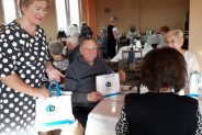 Uczestnicy spotkania przy stolikach