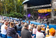 Widok amfiteatru od tyłu, podczas Pikniku Country. Publiczność oraz scena, na której trwa koncert