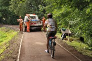Przy wylocie z Parku na ul. Michałkowicką. Trwają prace wykończeniowe. Ścieżka rowerowa w tym…